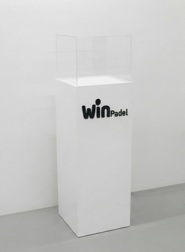 totem da terra con logo a rilievo in plexiglass nero